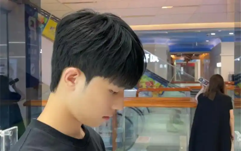 男生修颜发型,遮额头的碎盖发型