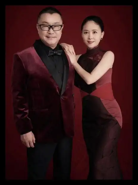 尹相杰妻子庆结婚一周年公开唯美婚纱照连换4套礼服身姿婀娜