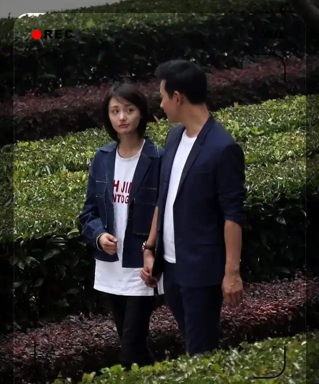 郑爽罗晋穿牛仔外套逛街,更是十指相扣,网友:唐嫣搓衣板已备好