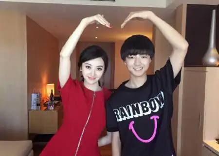 近期,童星张子枫与王俊凯的一组剧照曝光,原来是电视剧《小别离》中的