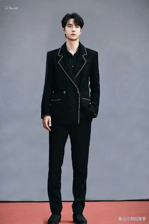 王一博两度现身红毯别致的小香风西装意外抢镜的花纹鞋