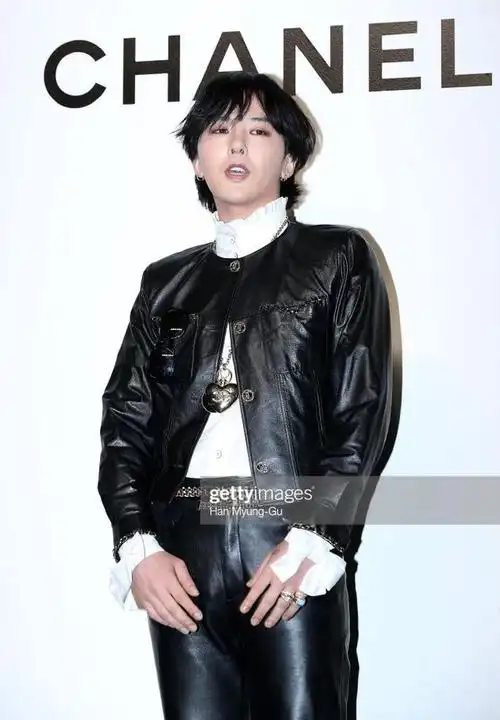 曾经是韩国爱豆停留的权志龙最新生图来了,但是在看完他的这组照片