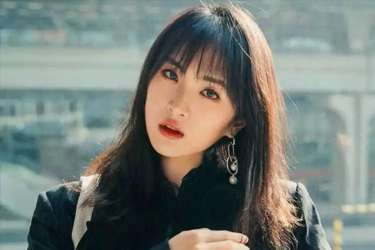 华为二公主姚安娜:住5亿豪宅出门坐飞机,身家百亿却非要当明星 - 娱乐