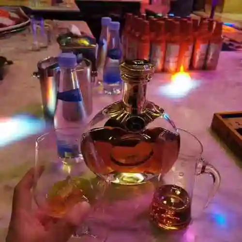 朋友吃完饭想着出来唱下歌然后走着就过来了商家很热情妹子也多一进门