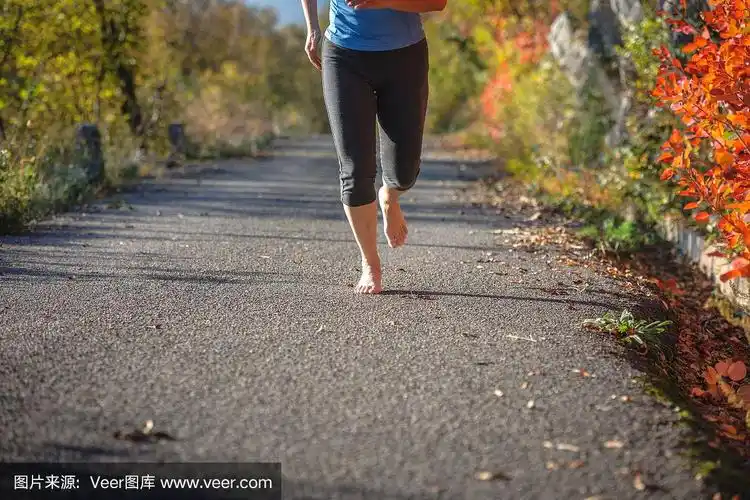 成熟女人跑步,赤脚跑步,树叶,秋天,斯洛文尼亚,欧洲