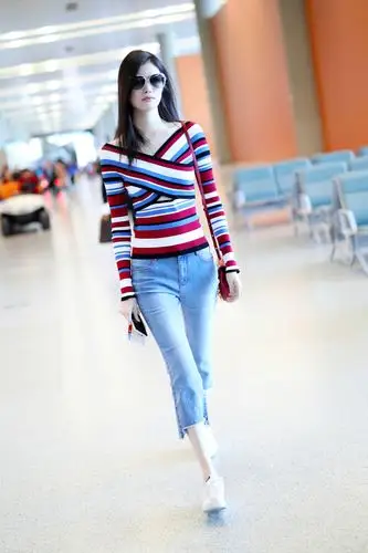 178cm何穗腿太长,九分裤硬是穿成七分裤,网友:皮肤还白到发光