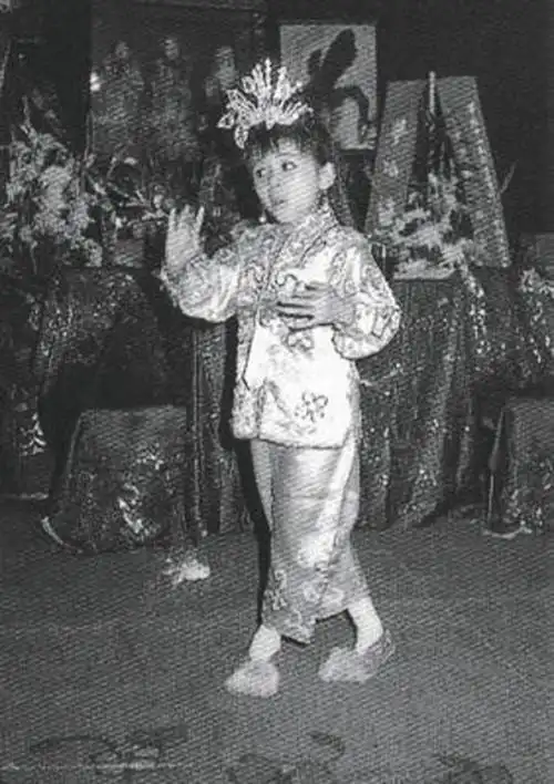 童年时期的梅艳芳"我在这里参加比赛获得了冠军,第一次受到那么多人