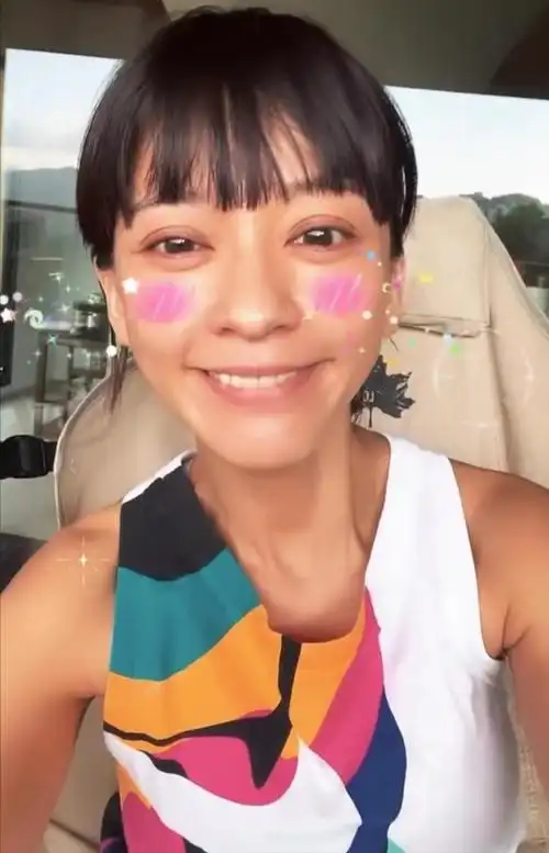 陈意涵眯了一下眼,意外让双眼皮抢镜,有网友笑言:这眼皮有点像悲伤蛙