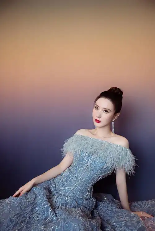 张萌天空蓝羽毛裙气质写真2560x1920分辨率查看