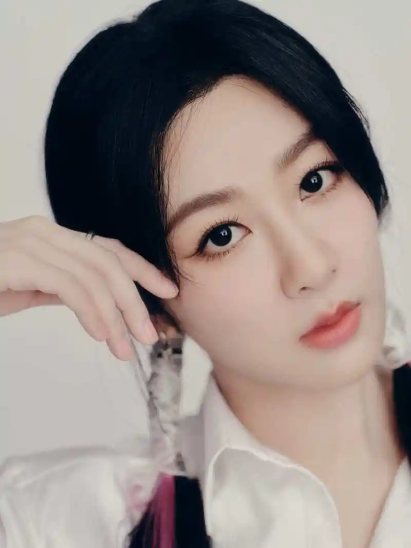 杨紫唯美写真图集:自在翩跹,顾盼倾心,优雅凝练之间释放非凡格调.