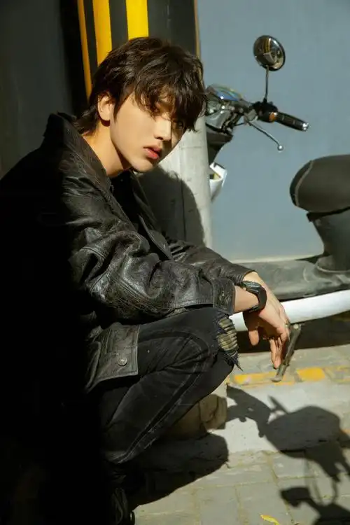 蔡徐坤秋日青空机车大片##蔡徐坤深秋野生感大片