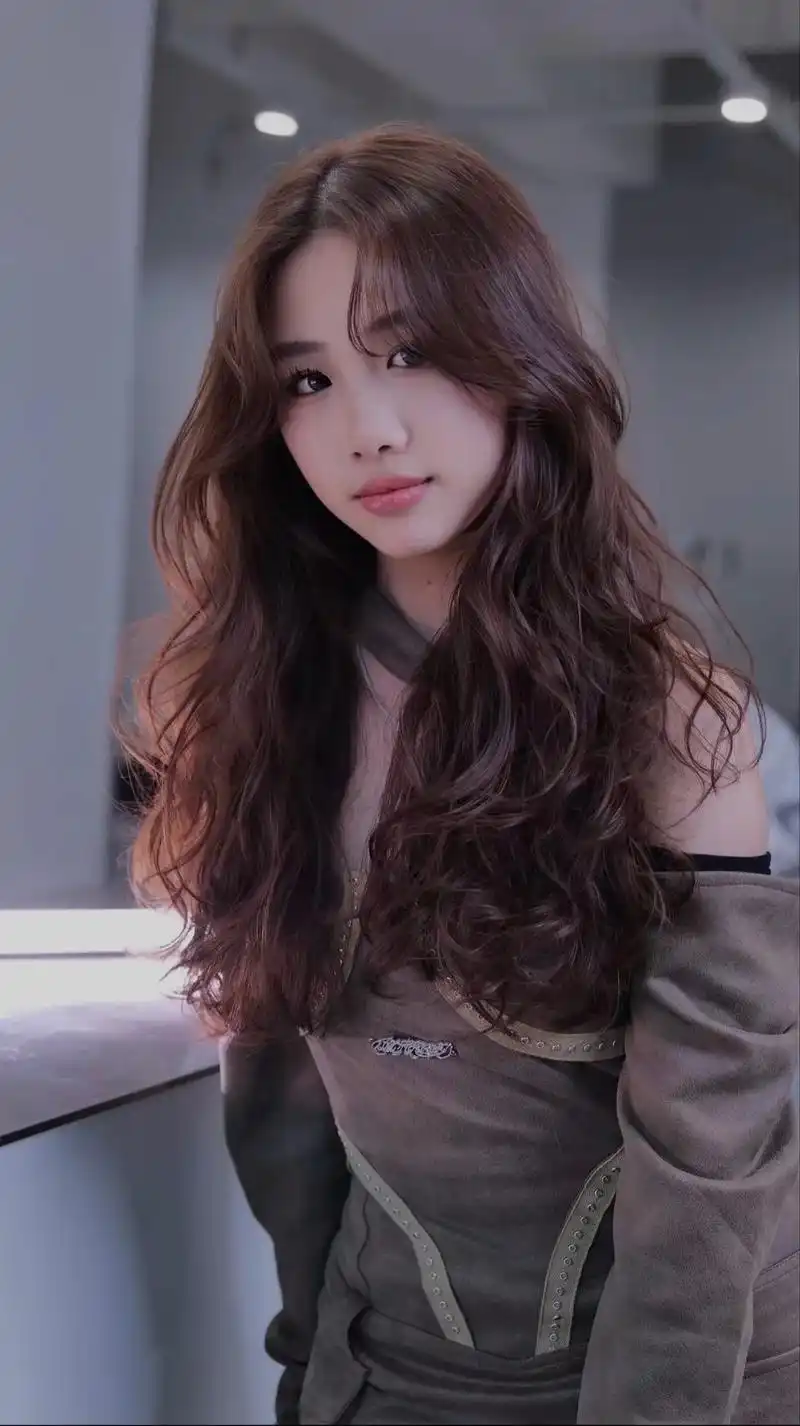 女生减龄烫发发型推荐 适合中长发女 生的法式蛋卷头卷度慵懒自然比