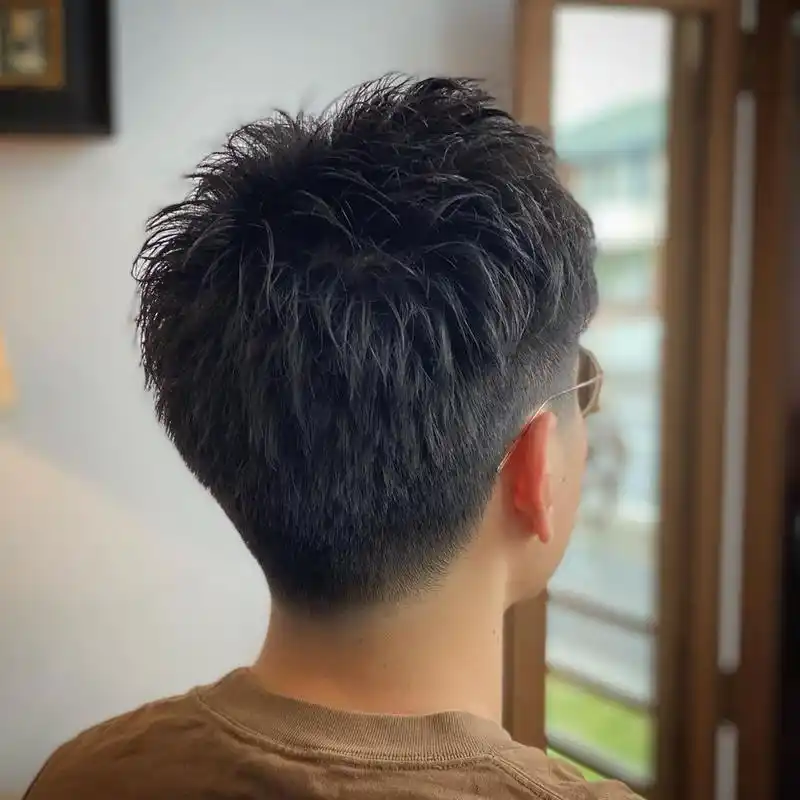 喜欢自然一点的男士可以选择这种起发脚的三七分造型,稳重时尚不幼稚.