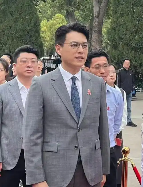 靳东老婆退圈5年变化大,肩宽背厚满头白发,比同学黄晓明老太多_腾讯新