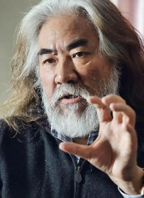 张纪中,是中国内地著名的导演和制片人,于1951年出生在山东.