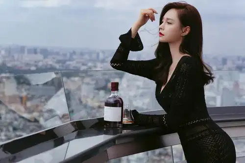 沈梦辰身穿多套tadashishoji美服拍摄唯美大片