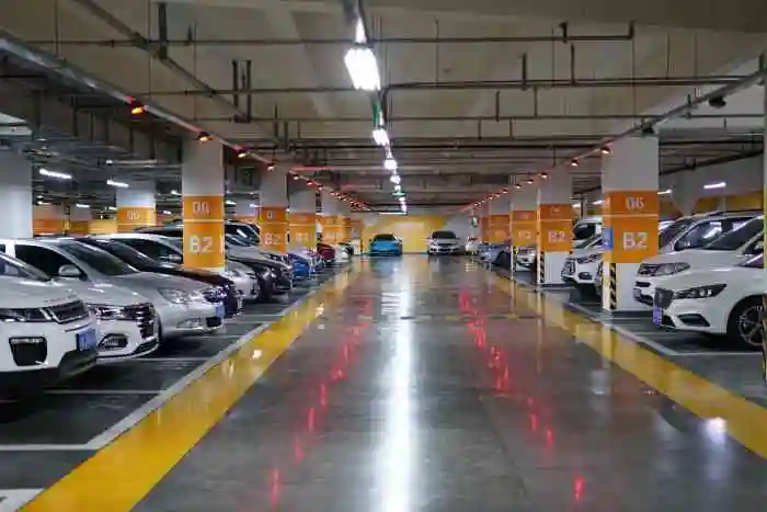 西宸天街停车场-"停车场很大,是无人收费的停车场,出来时必.