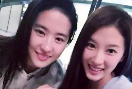 2:看看刘亦菲和替身曾艺,两人脸型太像了,唯一不一样的就是眼睛吧