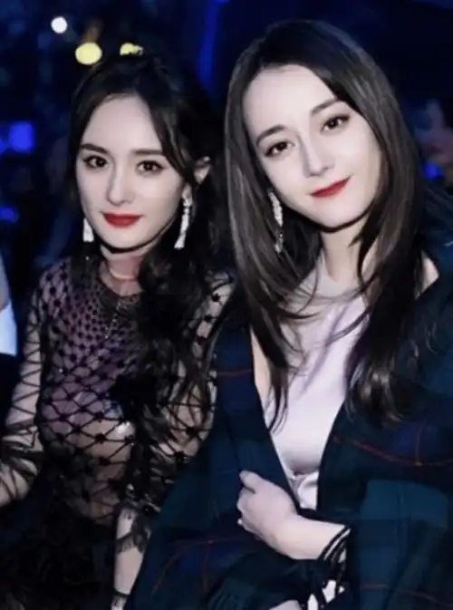 将迪丽热巴推上顶流艺人宝座,杨幂新经纪人美上热搜,疑似推新人