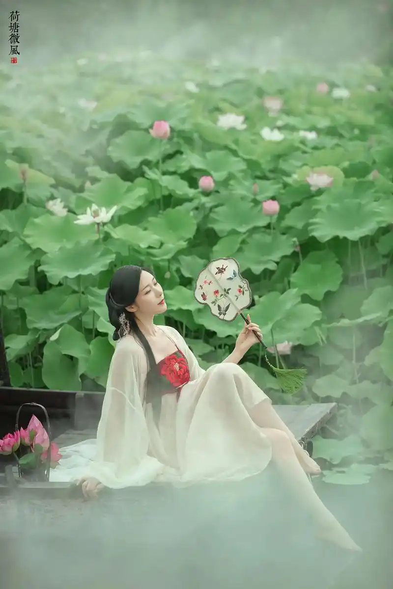 莫非是夏日荷塘里的荷花仙子#汉服#古风摄影#荷塘美景#荷花仙 - 抖音