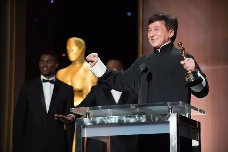 图为2016年8月,成龙获得第89届奥斯卡金像奖终身成就奖,成为首位获得