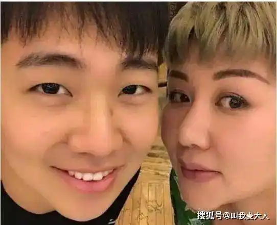 2000年,抛弃郭麒麟的生母胡中惠,如今在美国过得怎么样?