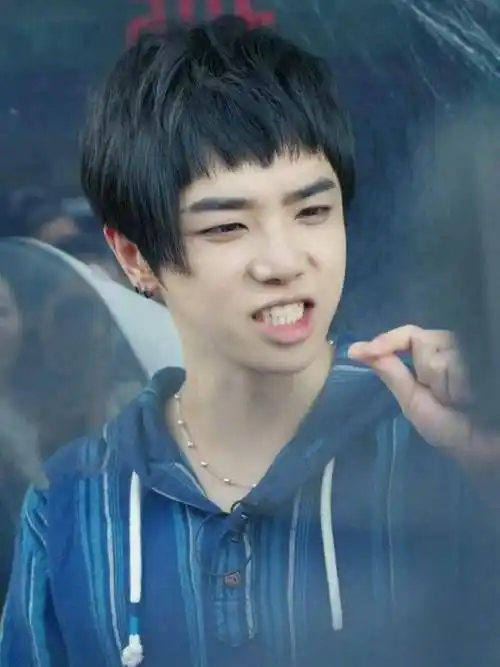 华晨宇被粉丝称为天使的面孔,魔鬼的身材!够格吗?