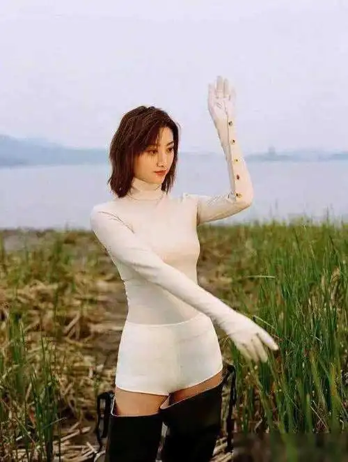 景甜终于不再保守了不仅穿上时尚衣还把安全裤外穿身材太惹眼