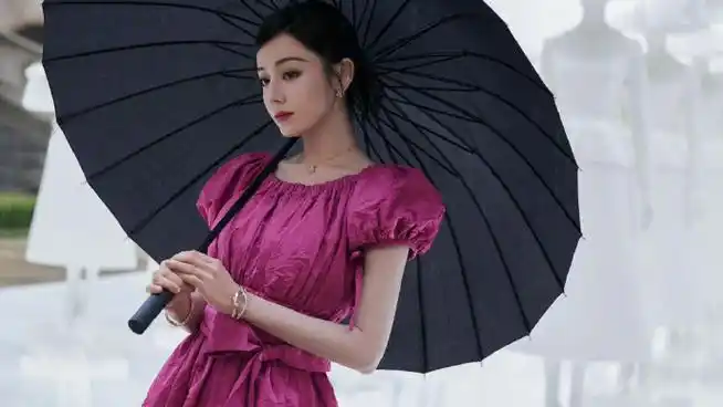 玫红色公主风造型#明艳的小公主迪丽热巴超话上身玫红色泡泡袖公主裙