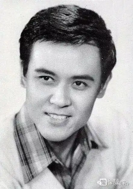 70年代全民偶像,帅气男星,比银幕形象更美好的,是他对婚姻的忠贞,如今