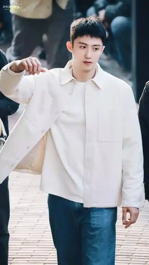 黄景瑜最新路透图曝光,白色衬衫搭配牛仔裤,清爽迷人_时尚_气息_魅力