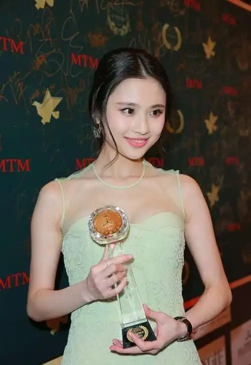 张艺谋眼光真不错谋女郎张慧雯穿半胸裙都胖出阴影了