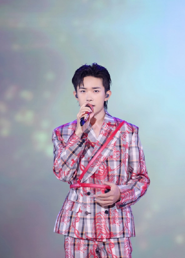 易烊千玺素颜加班照被公开,这么小就有"八字纹"?长大了还得了