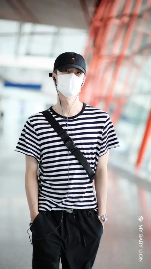 01好瘦好薄的博博～随时随地爱插兜#王一博##王一博gq盛典