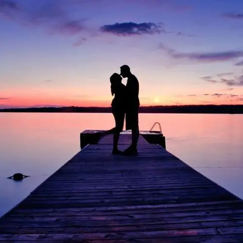 栈桥黄昏亲吻_霸气情侣头像图片_扣扣居