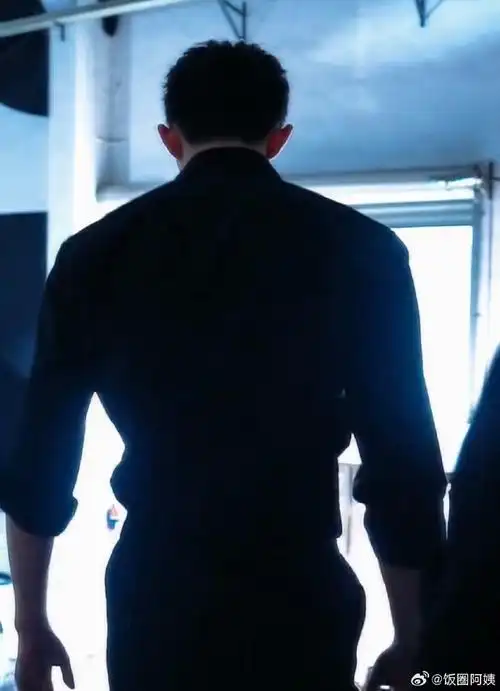 吴磊的背影真韩漫男主##吴磊黑衬衫背影