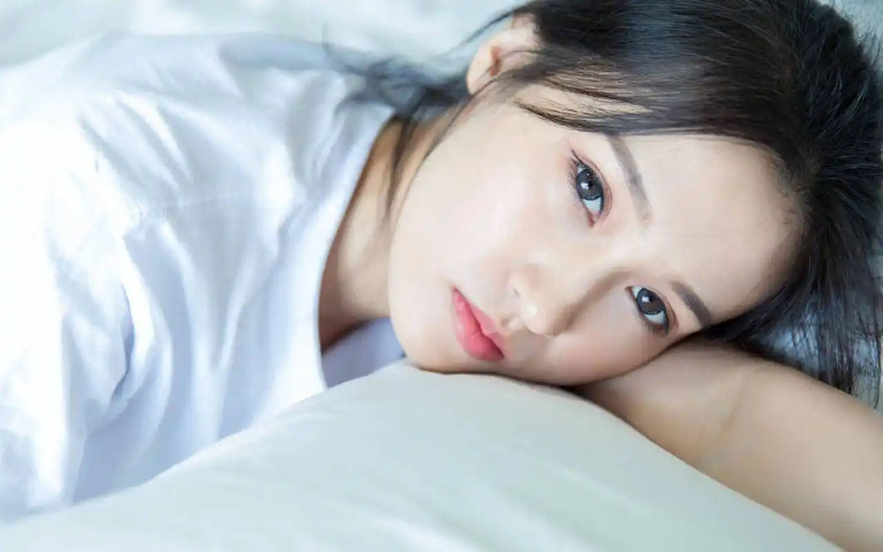 白衬衣长腿美女图片电脑高清壁纸