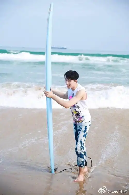 许魏洲#近日,@许魏洲zz一组海边度假照曝光.