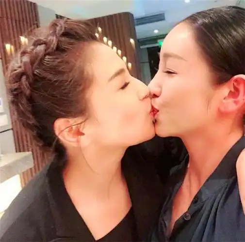 42岁刘涛晒与秦海璐合照,现场接吻感情好!相比起蒋欣却令人唏嘘
