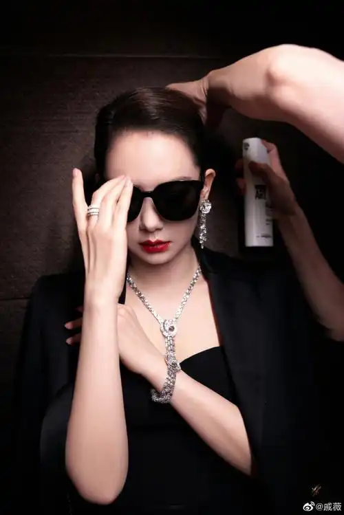 戚薇穿全黑装化身冷酷御姐戴墨镜红唇吸睛2