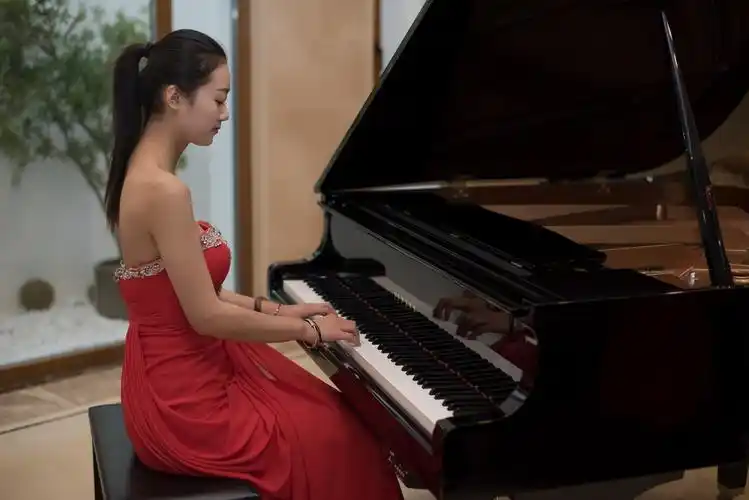 易郡,弹钢琴的女孩