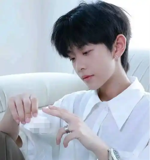 最火的摩根碎盖发型,细软发质发量少的救星,让你少年感十足_盖头_男生