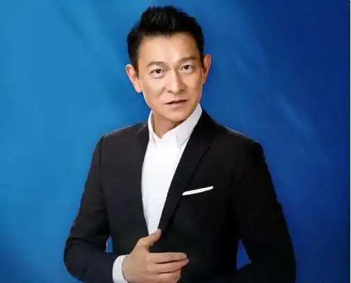 62岁刘德华罕见现身深圳,穿灰西服难掩帅炸的一面,不愧是万人迷