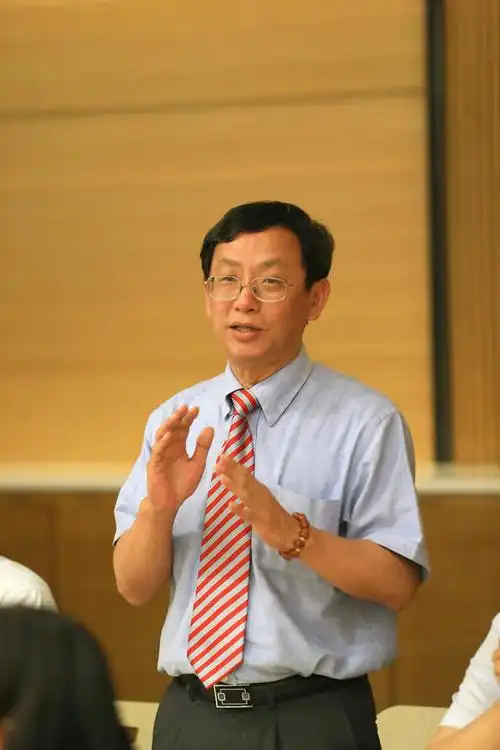 工作中的林士钦