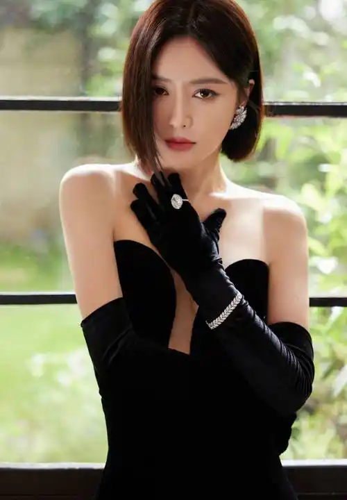 精致芳华,魅力璀璨:秦岚深v晚装尽显优雅风采_镂空_礼服_微博