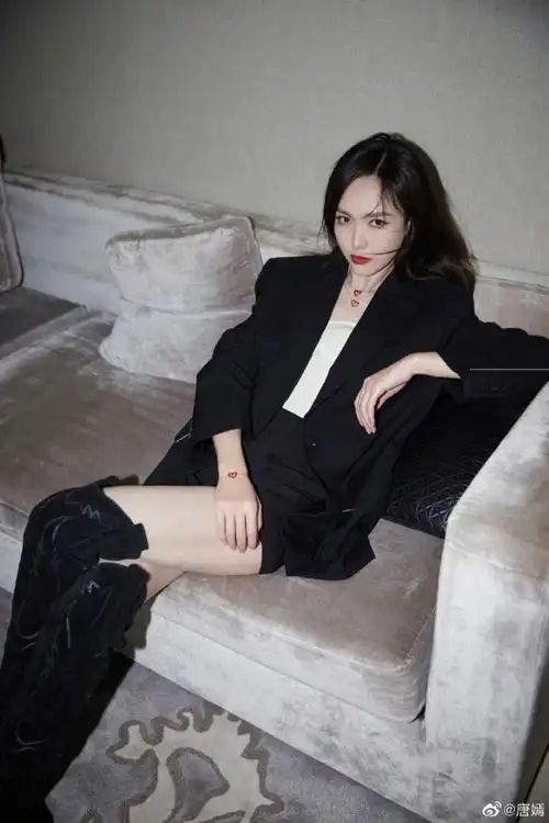 唐嫣晒出一组自己的美照,她身穿黑色西装脚踩长靴,露出一大截美腿白到