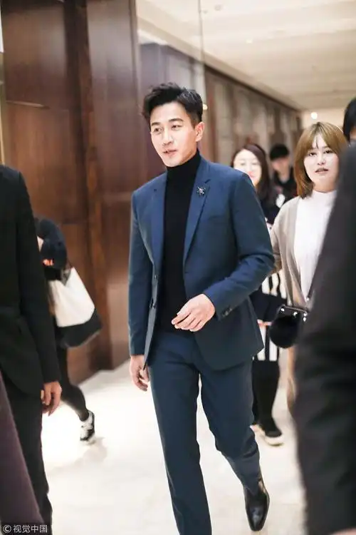 刘恺威宝蓝色西装搭高领衫成熟绅士 温柔冲镜头微笑风度翩翩