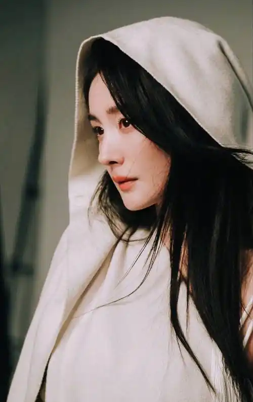 杨幂登《锦绣五月刊》封面,镜头前表现真实果敢,与闪光灯交手