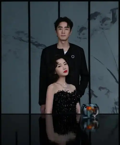 在视频中中提到毛晓彤也有去参加,画面上的人是张萌与她的老公,旁边有