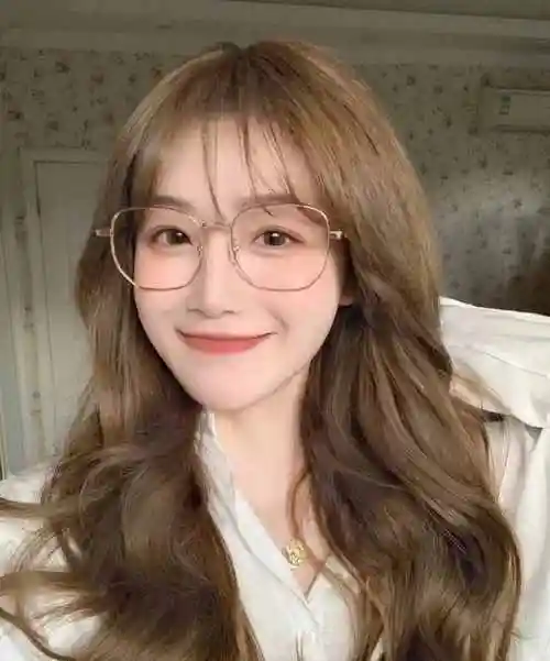 戴眼镜和不戴眼镜的女生,颜值差距真的很大?